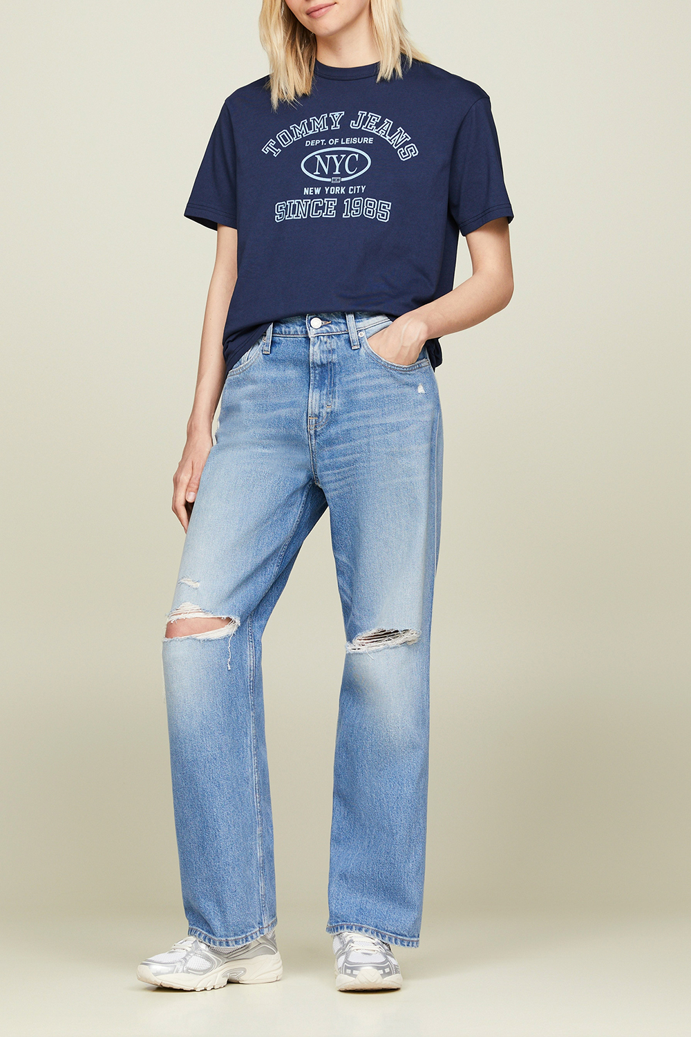 תמונת כל הלוק של חולצת טי